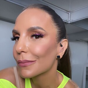 'Ivete Sangalo merecia um convite à altura dos seus 50 anos como musa nacional: 50 anos com a cara de uma mulher linda de 50 anos', destacou o perfil Cool 50s