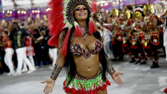 Grávida, Viviane Araujo exibiu a barriga de gravidez durante o desfile do Salgueiro, no Carnaval deste ano