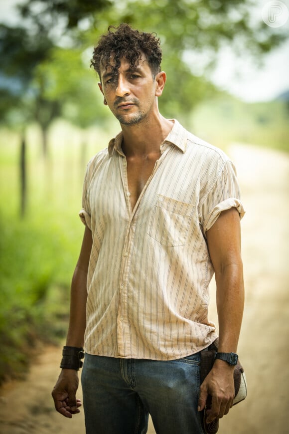 José Lucas de Nada (Irandhir Santos) surpreende José Leôncio (Marcos Palmeira) pela semelhança com o avô na novela 'Pantanal'