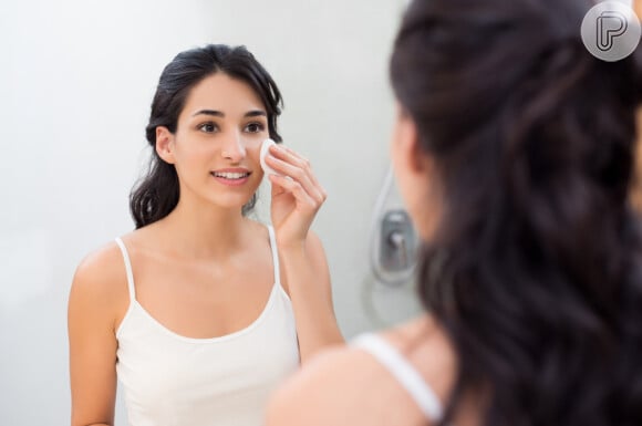 Água micelar é efetiva na limpeza de pele e remoção da maquiagem