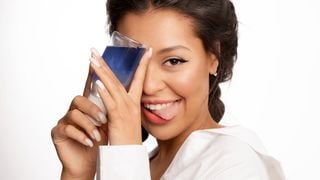 Água micelar: Quais são os benefícios e como usar na limpeza da pele?