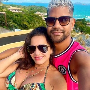 Viviane Araújo viajou acompanhada pelo marido, Guilherme Militão