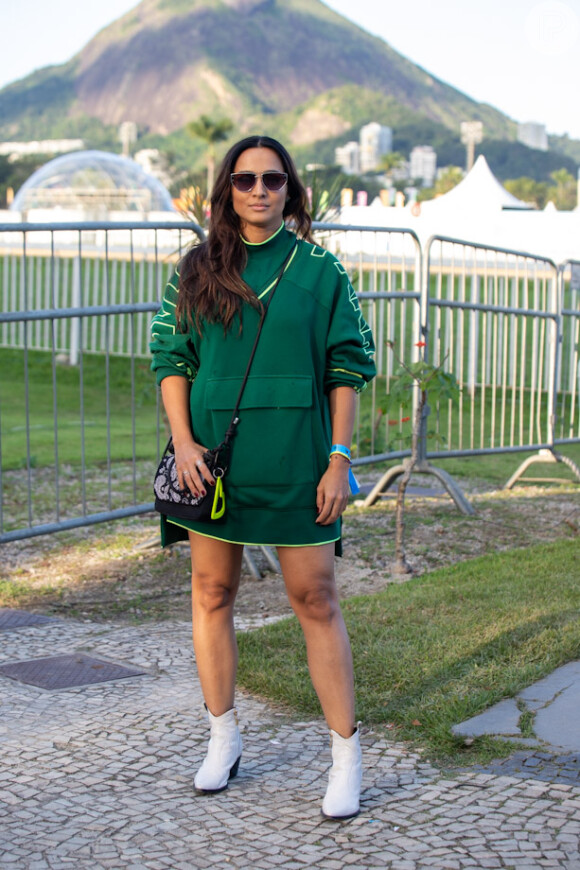 Look verde com moletom e bota branca: Thaíssa Carvalho escolheu um tom de escuro da cor como protagonista