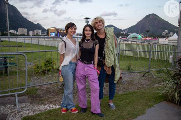 Transparência e jeans colorido se combinaram no look de Valentina Herzage, que curtiu o MITA com Nina Tomsic e Jaffar Bambirra
