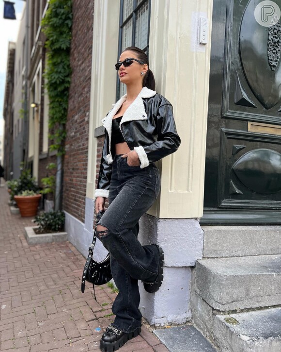 Andressa Suita combina jaqueta, top cropped e jeans preto em look
