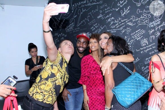 Ivete Sangalo posa para selfie com famosos nos bastidores de show no Rio