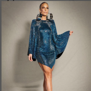 Ivete Sangalo encerrou o show com um vestido azul curto, com caimento em formato de triângulo