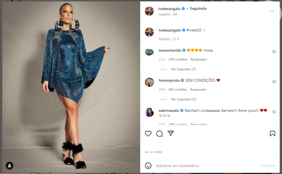 Ivete Sangalo encerrou o show com um vestido azul curto, com caimento em formato de triângulo