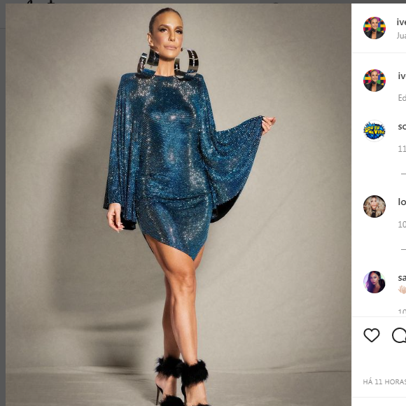 Ivete Sangalo encerrou o show com um vestido azul curto, com caimento em formato de triângulo