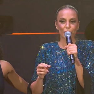 Vestido de Ivete Sangalo em show de 50 anos traz microcristais iridescentes, que ajudam a criar um efeito multicolorido