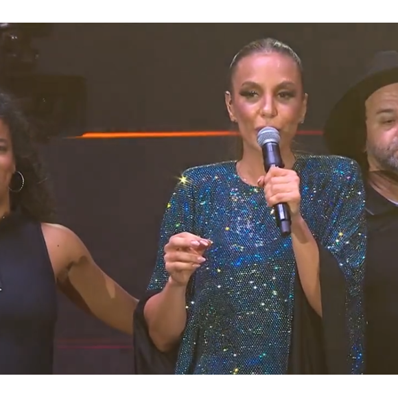Vestido de Ivete Sangalo em show de 50 anos traz microcristais iridescentes, que ajudam a criar um efeito multicolorido