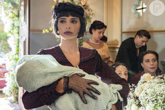 Iolanda (Duda Brack) surge o casamento de Davi (Rafael Vitti) e Isadora (Larissa Manoela) na novela 'Além da Ilusão'