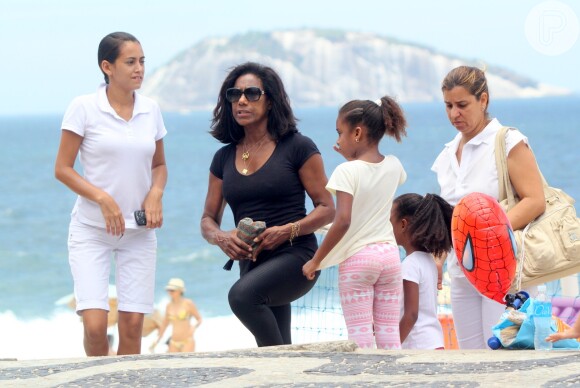 Glória Maria encontra as filhas Laura e Maria, no Rio de Janeiro, após caminhada
