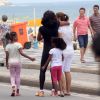 Glória Maria passeia com as filhas, Laura, de 5 anos, e Maria, de 6 anos, no Rio de Janeiro, e abraça babá