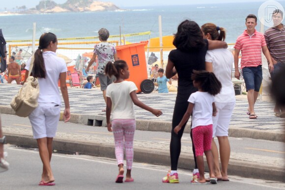 Glória Maria passeia com as filhas, Laura, de 5 anos, e Maria, de 6 anos, no Rio de Janeiro, e abraça babá