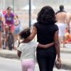 Glória Maria passeia abraçada com a filha Maria, de 6 anos, após caminhada no Leblon, no Rio