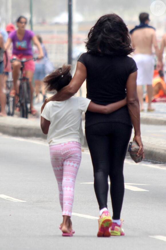 Glória Maria passeia abraçada com a filha Maria, de 6 anos, após caminhada no Leblon, no Rio