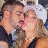 Caio Castro beija namorada em foto e seguidores apontam semelhança com Grazi Massafera