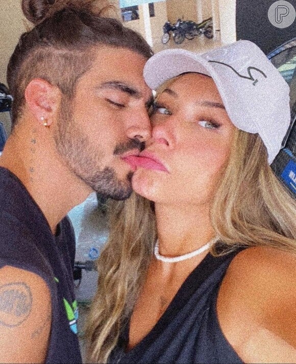 Caio Castro beija namorada em foto e seguidores apontam semelhança com Grazi Massafera