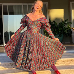 Angélica apostou em um vestido de festa junina feito com tecido de guarda-chuva