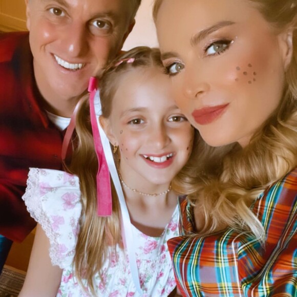Filha de Angélica e Luciano Huck, Eva foi com os pais à festa junina