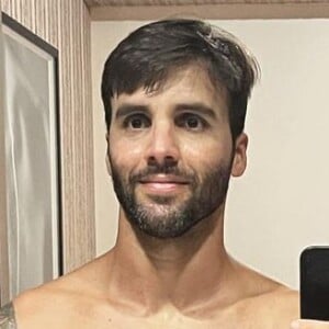 Daniel Cady exibe barriga tanquinho nas redes sociais: 'Bora buscar o balde, meu povo, que agora é 3.7!'