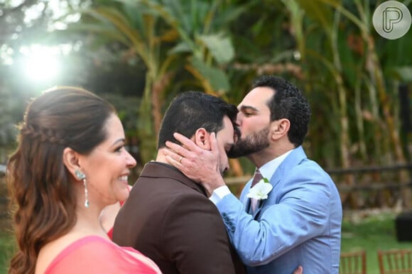 Nathan Camargo ganhou um beijo do pai, Luciano Camargo, no dia do casamento