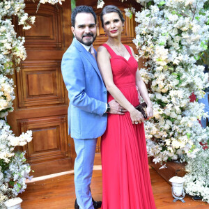 Luciano Camargo e a mulher, Flávia Fonseca, no casamento de Nathan Camargo, filho do cantor