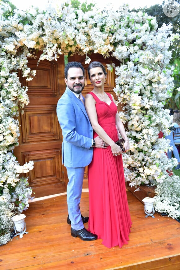 Luciano Camargo e a mulher, Flávia Fonseca, no casamento de Nathan Camargo, filho do cantor