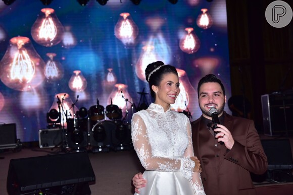Nathan Camargo, filho de Luciano Camargo, cantou para a mulher em casamento