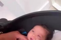 Hulk brinca com a filha recém-nascida