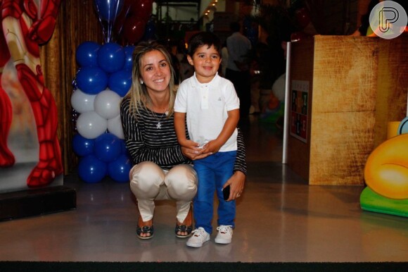 Felipinho Massa, de 3 anos, posou com a mãe, Rafaela, mulher de Felipe Massa