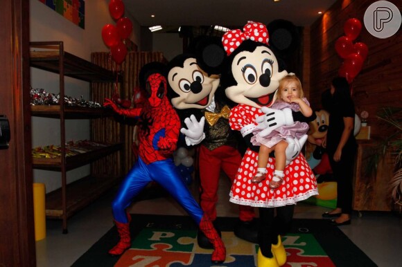 A festa foi animada por personagens de desenho animado, entre eles o Homem-Aranha, o Mickey e a Minnie, que brinca com Vittoria no colo