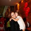 Rafaella Justus dá um beijo da mamãe Ticiane Pinheiro antes de entrar na casa de festas