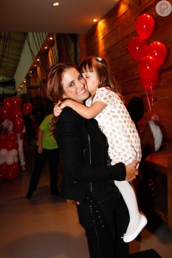 Rafaella Justus dá um beijo da mamãe Ticiane Pinheiro antes de entrar na casa de festas