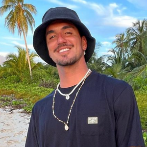 Gabriel Medina deu um 'jeitinho' de não passar o Dia dos Namorados sozinho