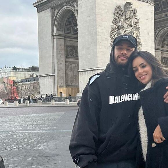 Neymar e Bruna Biancardi curtem passeios por Paris