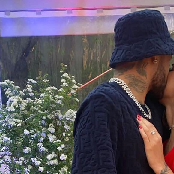 Neymar e Bruna Biancardi trocam beijos em foto