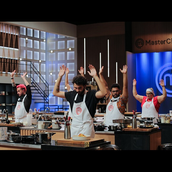 'MasterChef Brasil 2022': ao perderem o desafio, Mario, Rafael, Daniel, Edleide, Fernando e Adílio, do time azul, tiveram que fazer a tão temida prova de eliminação
