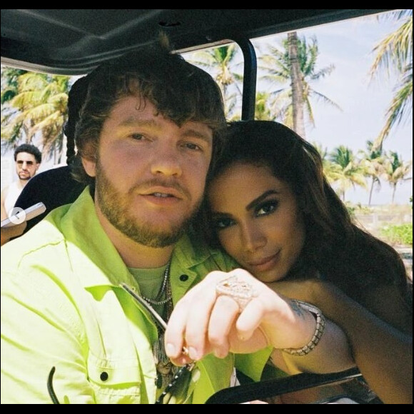 Nas fotos, Anitta e Murda aparecem ao melhor estilo casal