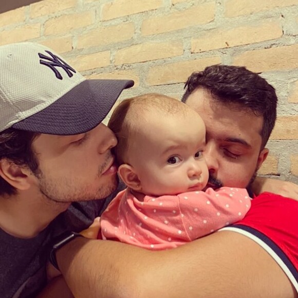 Gustavo Daneluz, da novela 'Carrossel', postou foto com o irmão e a sobrinha