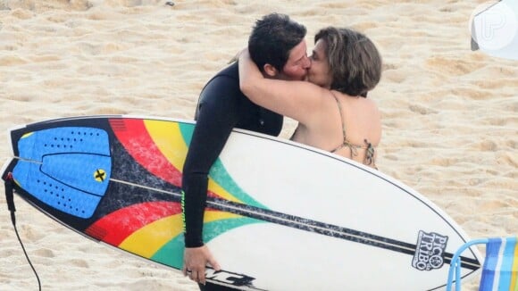 Claudia Rodrigues é vista aos beijos com namorada na praia