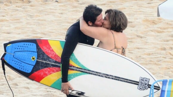 Claudia Rodrigues beija muito a namorada em dia de praia. Fotos!