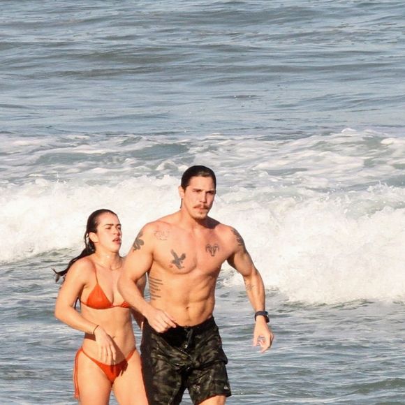 Romulo e Mari assumiram o namoro no dia 21 de março