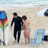 Claudia Rodrigues e Adriane Bonato trocaram carinhos nas areias da praia