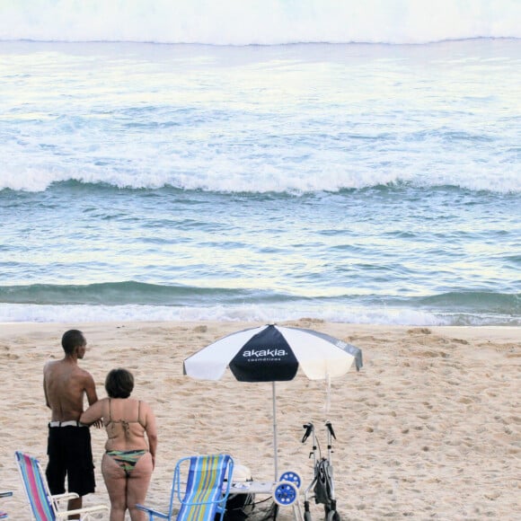 Claudia Rodrigues e Adriane Bonato curtiram uma manhã de praia na Zona Sul do Rio