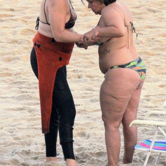 Claudia Rodrigues ficou na areia enquanto Adriane surfava