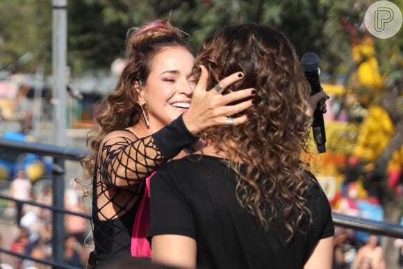 Daniela Mercury beija a mulher, Malu Verçosa, em trio