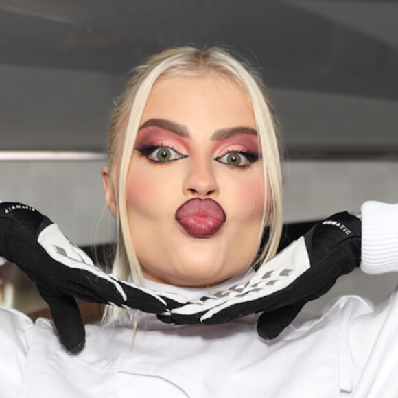 Luísa Sonza fez show com look all white na Parada LGBTQIA+