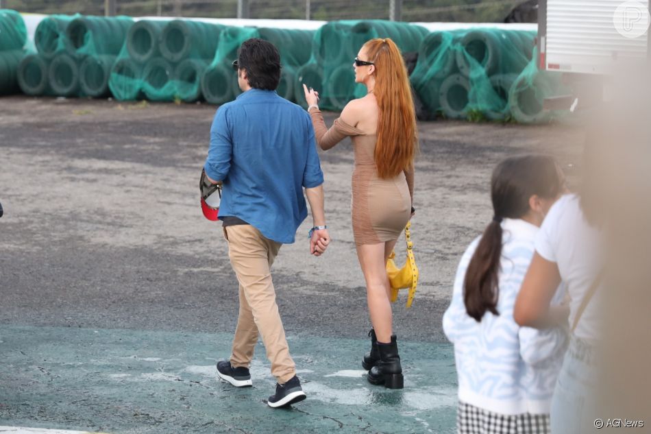 Marina Ruy Barbosa e Guilherme Mussi aguardaram a liberação durante um tempo no local, mas desistiram e saíram escoltados por seguranças